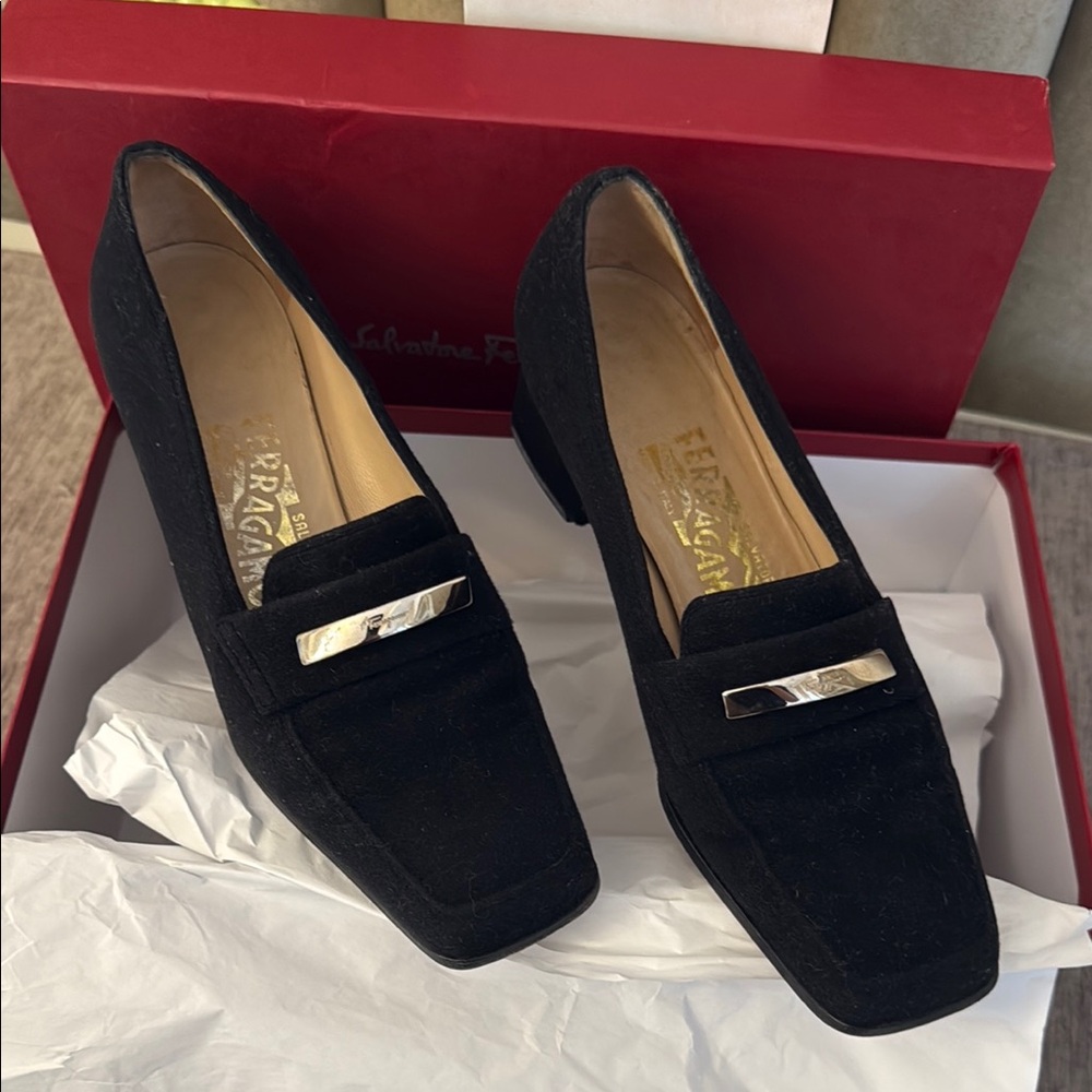 Salvatore Ferragamo logo pumps